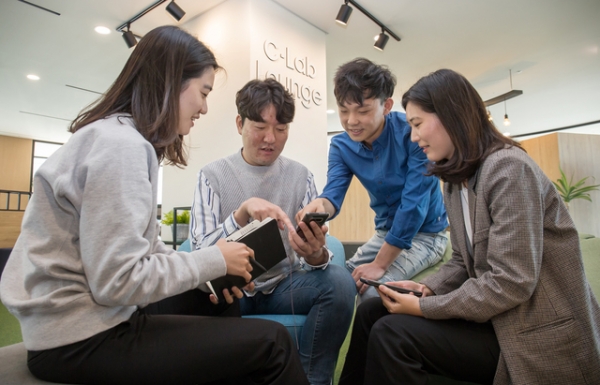 삼성전자 서울대 공동연구소에 위치한 C랩 라운지에서 C랩 과제원들이 아이디어를 교류하고 있다. ⓒ삼성전자