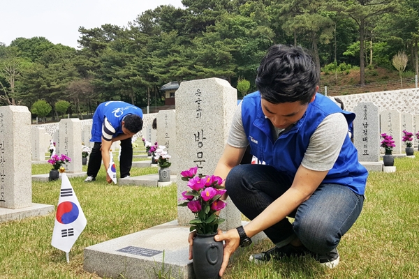 국립서울현충원에서 현대로템 직원들이 봉사활동. 사진 제공=현대로템