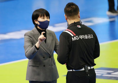 [여자배구]비디오판독 요청하는 이도희 감독