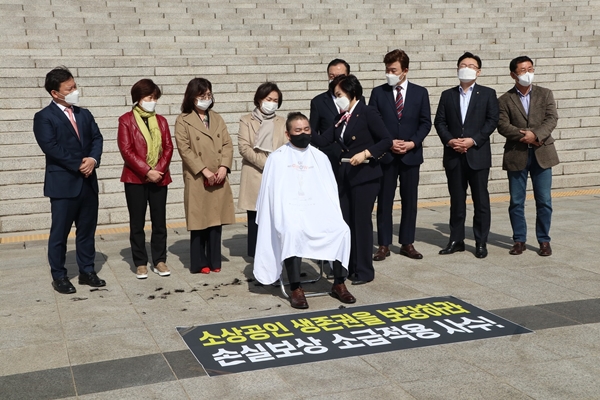 국민의힘 최승재 의원이 17일 국회 본청앞에서 코로나로 인한 소상공인 손실보상 소급적용 사수를 위한 삭발결의식을 결행했다. 사진=최승재의원실