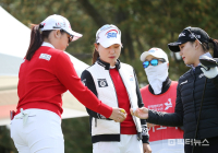 [KLPGA] 장하나·이소미·이다연, 볼 확인하는 챔피언 조