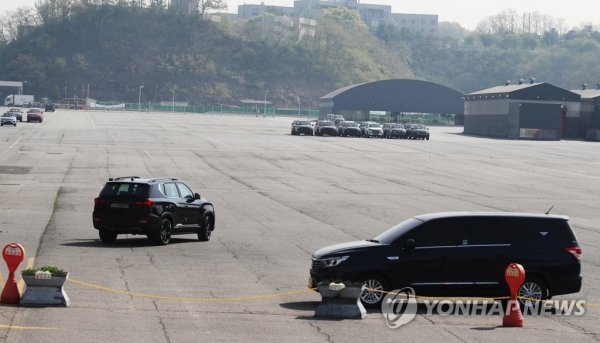 완성차 3사가 판매감소와 반도체 수급, 노사갈등 등 3중고에 시달리고 있다. 사진은 한산해진 경기도 평택시 쌍용자동차 평택출고센터 전경