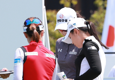 [KLPGA]볼 확인하는 챔피언조