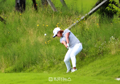 [KLPGA]이기쁨, '하체를 유지하고 과감한 트러블 샷'