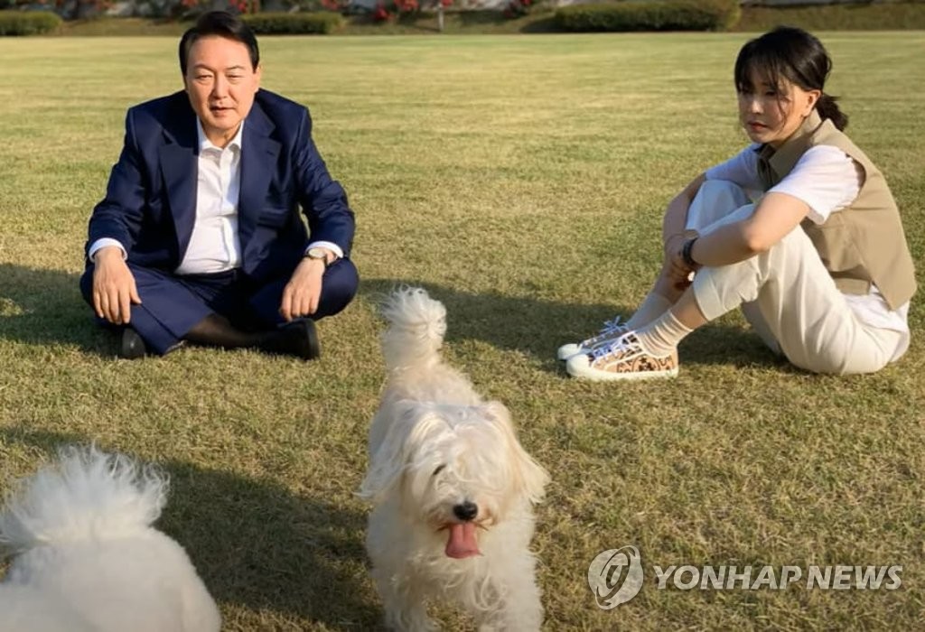 윤석열 대통령과 부인 김건희 여사가 반려견들과 용산 대통령실을 찾아 즐거운 시간을 보내고 있는 모습이 29일 공개됐다.