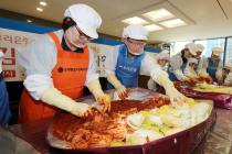 우리은행 임직원·가족, 직접 김장 담궈 소외계층에 전달