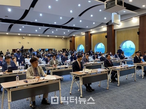 4일 여수광양항만공사 2층 국제회의실에서 열린 '스마트항만 구축을 위한 광양항 발전 토론회 모습/장봉현 기자