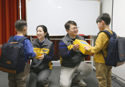 KB국민카드, 예비 초등학생들에 책가방 선물